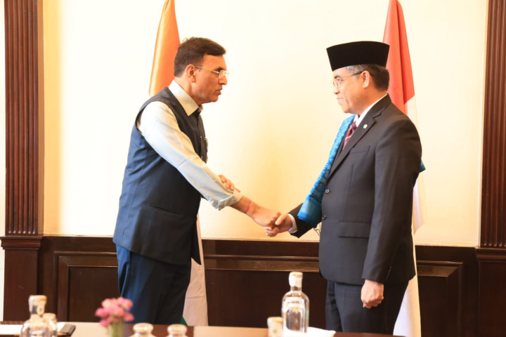 Menaker Yassierli dalam pertemuan bilateral Menteri Ketenagakerjaan dengan Republik India Mansukh Mandaviya di sela-sela BRICS Labour and Employment Ministers’ Meeting (LEMM) di Hyderabad, India. 