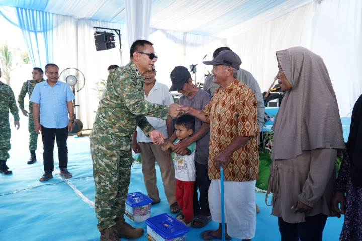 Pangdam III/Siliwangi Mayjen TNI Kosasih  menghadiri kegiatan Panen Raya TNI bersama para petani di Kabupaten Sumedang, Jum’at, 17 Juli 2026.