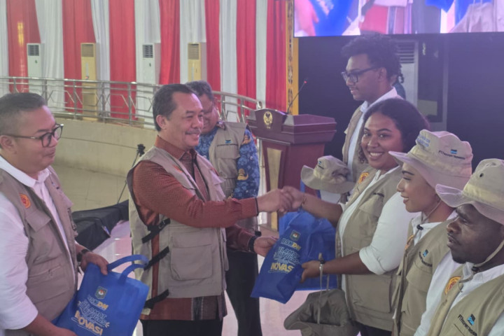Kepala BSKDN Kemendagri  Yusharto Huntoyungo memberikan goodybag usai  paparan dalam kegiatan Pemberdayaan Masyarakat Berbasis Kearifan Lokal dan pelepasan mahasiswa KKN Uncen