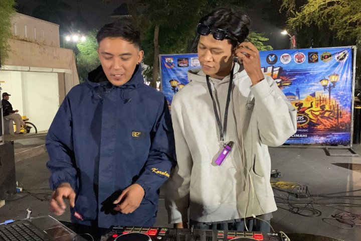 – Kehadiran Indra Mulyana atau yang lebih dikenal dengan nama panggung DJ Turiez, bersama Ridwan Setiadi (DJ Rshine), menjadi salah satu daya tarik dalam gelaran Cimahi Street Musik (CSM) yang berlangsung di Alun-Alun Kota Cimahi, Sabtu (18/7/2026) malam