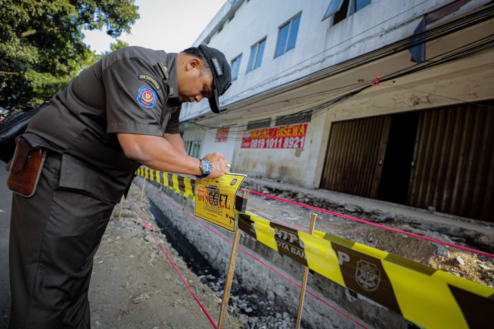 Pemerintah Kota (Pemkot) Bandung menyegel sebuah lokasi di Jalan Pasar Pola Cijerah RT 06 RW 04, Senin (20/7/2026), 