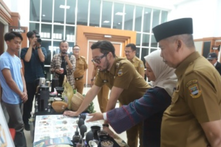 Founder & CEO Java Halu Coffee, Rani Mayasari Partadiredja menjelaskan kepada Bupati Bandung Barat Jeje Ritchie Ismail terkait ekspor 20,4 ton kopi spesialti ke Australia, Jepang, Inggris, dan Vietnam