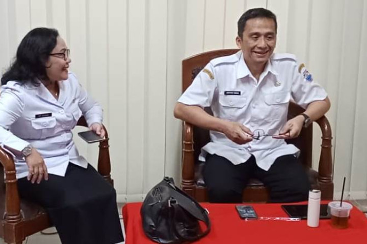 Direktur dan Wakil Direktur RSUD Cibabat Jeffrey Iman dan Siti Roshida menjelaskan perubahan identitas rumah sakit  usai melaksanakan apel di Lingkungan Pemkot Cimahi, Rabu, 22 Juli 2026.