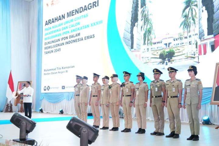 Mendagri Muhammad Tito Karnavian mengapresiasi sepuluh calon wisudawan terbaik IPDN ,  Angkatan XXXIII, saat memanggil mereka  di Gedung Balairung Rudini IPDN Jatinangor, Jawa Barat, Rabu (22/7/2026).