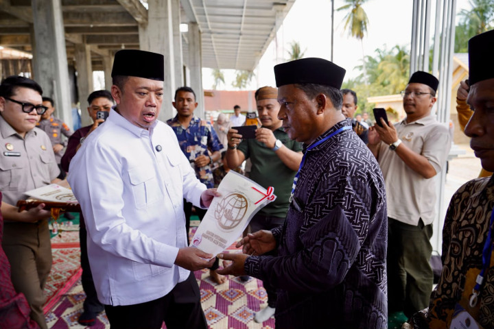 Menteri Agraria dan Tata Ruang/Kepala Badan Pertanahan Nasional (ATR/BPN), Nusron Wahid, menyerahkan sertipikat tanah wakaf untuk Masjid Salman Alfarisi di Kabupaten Aceh Tamiang, Jum'at, 24 Juli 2026.