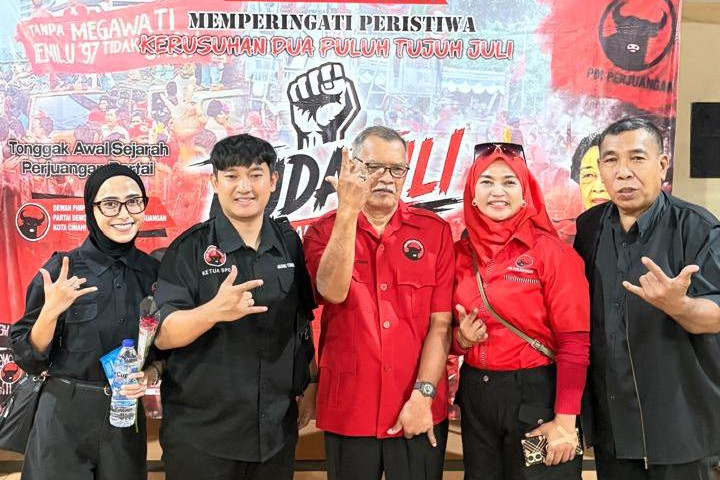 DPC PDI Perjuangan Kota Cimahi bersama Wanoja Kota Cimahi menggelar peringatan 30 tahun Peristiwa Kudatuli melalui rangkaian kegiatan refleksi dan aksi simpatik di Pendopo DPRD Kota Cimahi, Senin (27/7/2026) malam.
