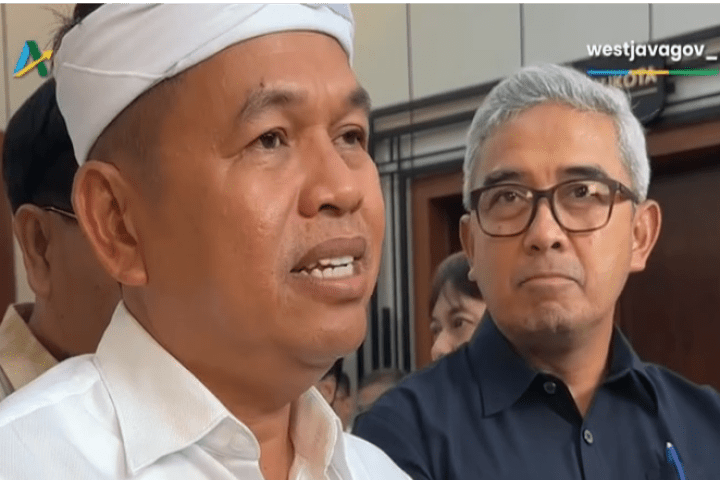 GUbernur Jawa Barat Dedi Mulyadi memberikan keterangan pers terkait rencana revitalisasi Teras Cihampelas Kota Bandung, JUm'at, 31 JUli 2026.