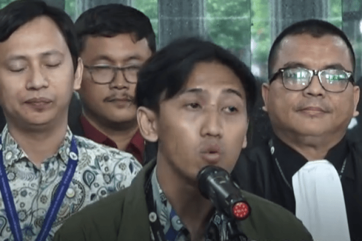 Salah seorang guru Honorer Reza Sudrajat memberikan keterangan pers usai MK memutuskan anggaran Program MBG tidak menggunakan dana pendidikan  