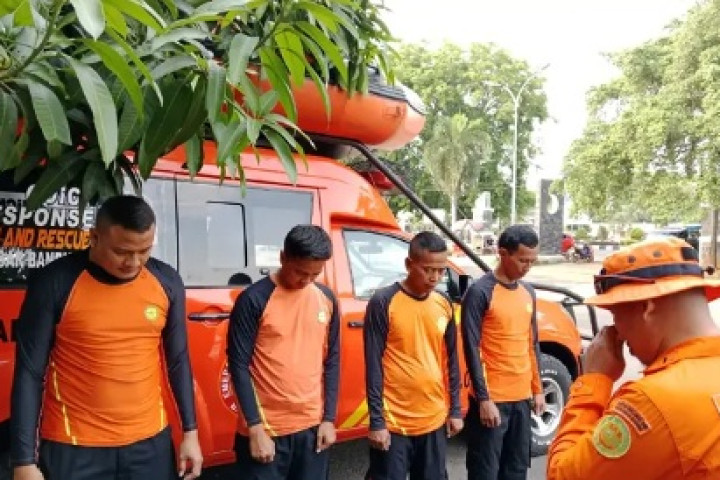 Tim SAR Bandung menerjunkan personil untuk mencari seprang pemuda yang diduga tenggelam di aliran Sungai Dusun Kebon Dua, Desa Tegalsari, Kecamatan Cilamaya Wetan, Kabupaten Karawang, Jumat (31/7/2026).