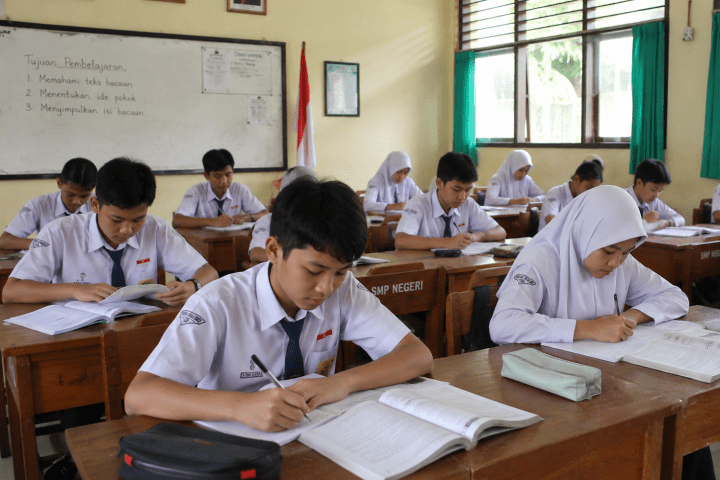 Pelajar SMP sedang belajar di kelas.