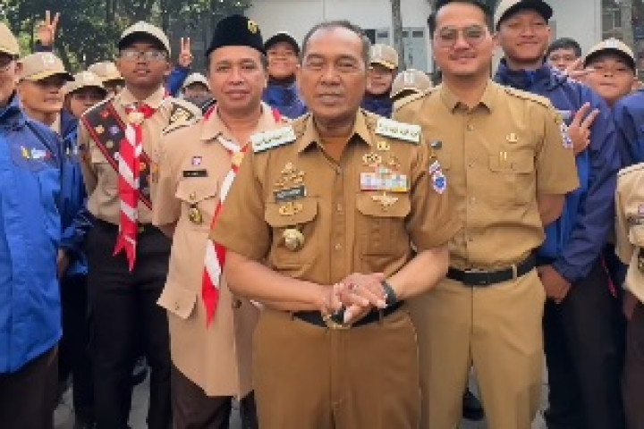 Wali Kota Cimahi Ngatiyana memberikan keterangan pers usai melepas Kontingen Jambore Nasional asal Kota Cimahi, Senin, 3 Agutus 2026.