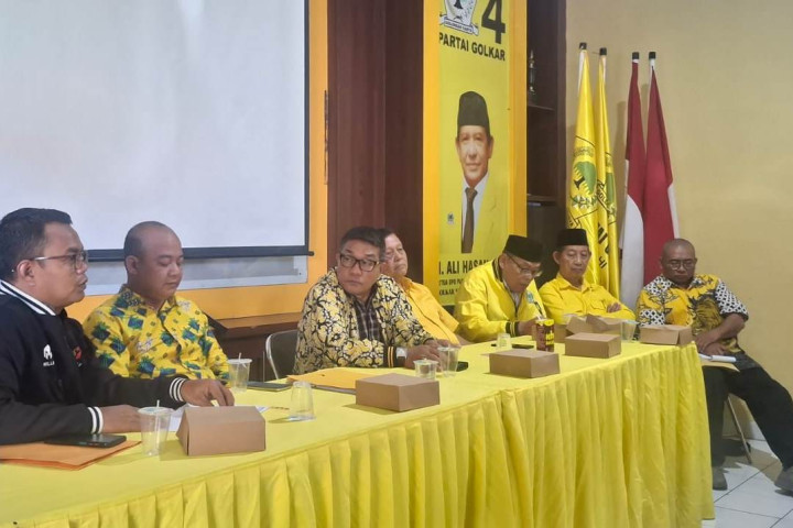 Koordinator Divisi Hukum dan Penyelesaian Sengketa Bawaslu Kota Cimahi, Jusapuandy (berjaket hitam), saat melakukan koordinasi dengan DPD Partai Golkar Kota Cimahi terkait pengawasan pemutakhiran data partai politik berkelanjutan Semester I Tahun 2026.