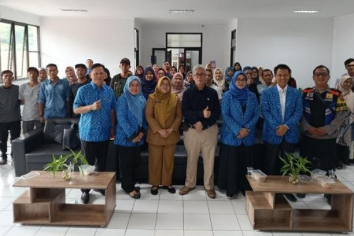 Tim PKM FISIP Unpas berfoto bersama usai mendampingi IPSM Kelurahan Nyengseret Kecamatan Astanaanyar Kota Bandung,  terkait pengelolaan data Pemerlu Pelayanan Kesejahteraan Sosial (PPKS), Rabu, 6 Agustus 2026. 