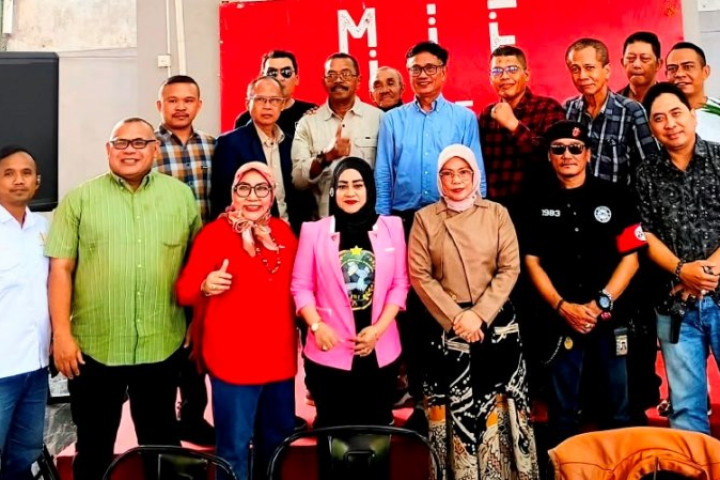 Pengurus Dewan Pimpinan Nasional Jajaran Wartawan Indonesia berforo bersama usai rapat konsolidasi dan restrukturisasi organisasi yang digelar di Mie Aceh Sumadra, Manggarai, Jakarta, pada Sabtu (8/8/2026).