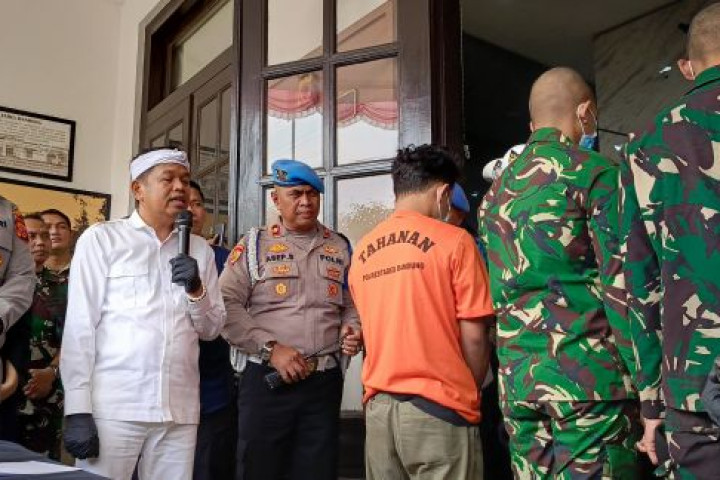 Kapolrestabes Bandung Kombes Dedi Supriyadi, Gubernur Jawa Barat Dedi Mulyadi, dan Kapendam Kodam III/Siliwangi meninjau barang bukti kecelakaan lalu lintas