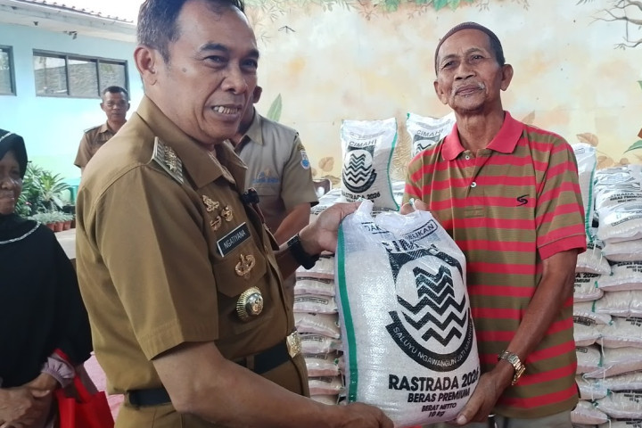 Pemerintah Kota Cimahi secara resmi menyalurkan bantuan cadangan pangan berupa beras kepada ribuan Keluarga Penerima Manfaat (KPM) di Kelurahan Cigugur Tengah, Selasa (11/8/2026). 