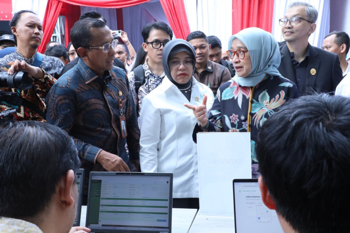 Menteri PANRB Rini Widyantini menghadiri peluncuran  Digitalisasi Penerbitan Akta Kelahiran melalu integrasi Sistem Informasi Rumah Sakit/Puskesmas-SATUSEHAT di Puskesmas Pasar Minggu, Jakarta, Selasa (11/8/2026) 