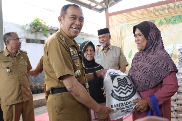 Pemerintah Kota Cimahi secara resmi menyalurkan bantuan cadangan pangan berupa beras kepada ribuan Keluarga Penerima Manfaat (KPM) di Kelurahan Cigugur Tengah, Selasa (11/8/2026). 