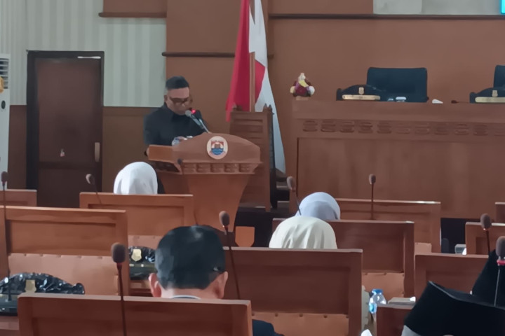 Juru Bicara Badan Anggaran DPRD Kota Cimahi Iwan Setiawan  melaporkan pembahasan KUA PPAS saat Rapat Paripurna DPRD Kota Cimahi, Rabu, 12 Agustus 2026
