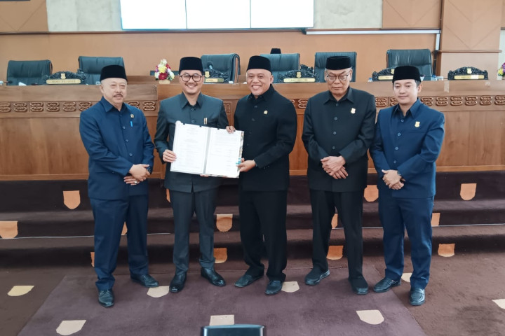 Wakil Wali Kota Cimahi Adhitia Yudisthira dan Pimpinan DPRD berfoto usai usai Rapat Paripurna DPRD Kota Cimahi usai melaksanakan Nota Kesepahaman KUA PPAS APBD Perubahan 2026, di Gedung DPRD Kota Cimahi, Rabu, 12 Agustus 2026. 