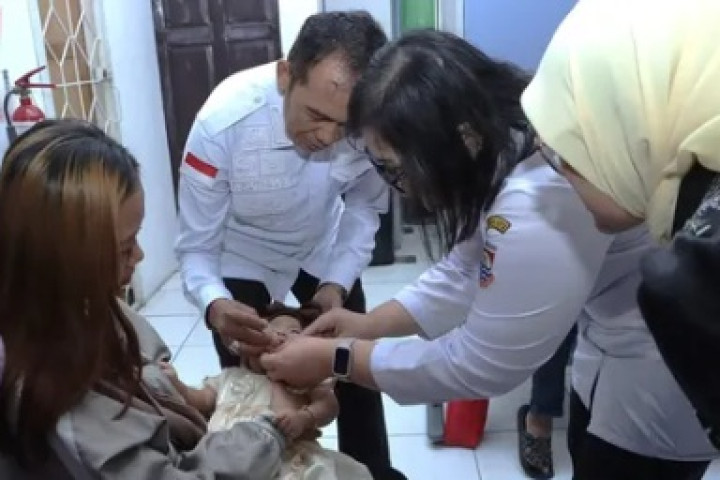 Wali Kota Cimahi Ngatiyana memberikan imunisasi saat saat menghadiri Gebyar PENARI tingkat Kota Cimahi di Kecamatan Cimahi Utara, Kamis, 13 Agutus 2026.