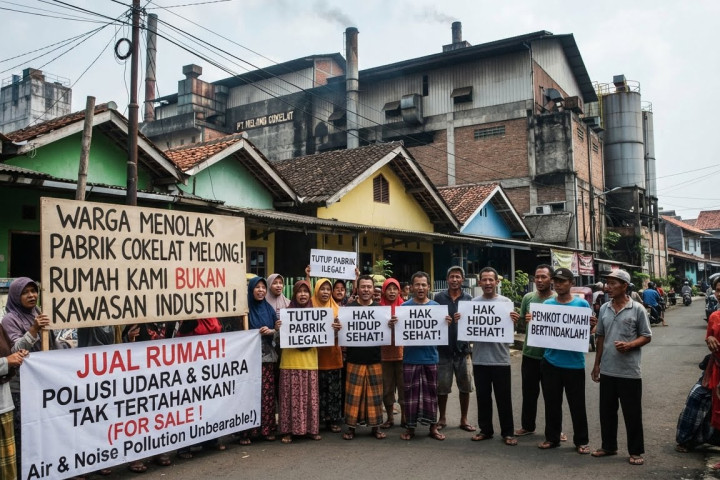 Aksi penolakan warga memuncak melalui pemasangan spanduk protes secara masif di sepanjang kawasan permukiman Melong Green Garden. Fenomena spanduk bertuliskan 
