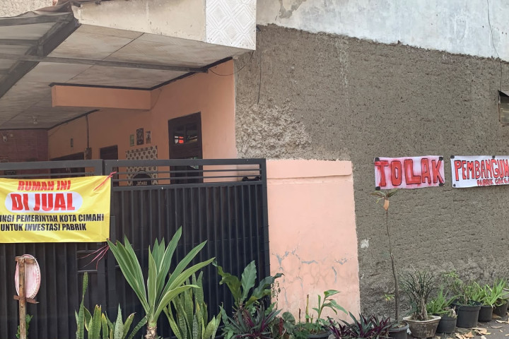 Sebagai bentuk protes satir sekaligus simbol keresahan, sejumlah warga memasang poster di rumah mereka yang bertuliskan: “Rumah Ini Dijual, Hubungi Pemerintah Kota Cimahi untuk Investasi Pabrik.”.  