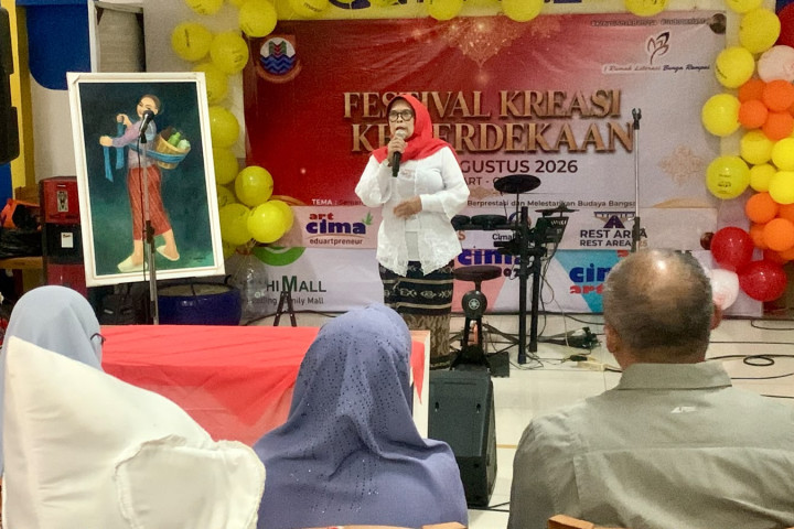Ketua RLBR, Lin Karliana Lin Karliana melaporkan Festival Kreasi Kemerdekaan yang   dirancang sebagai wadah bagi anak-anak untuk bertumbuh melalui proses berkesenian, di Cimahi Mall, 16 Agutus 2026 lalu.
