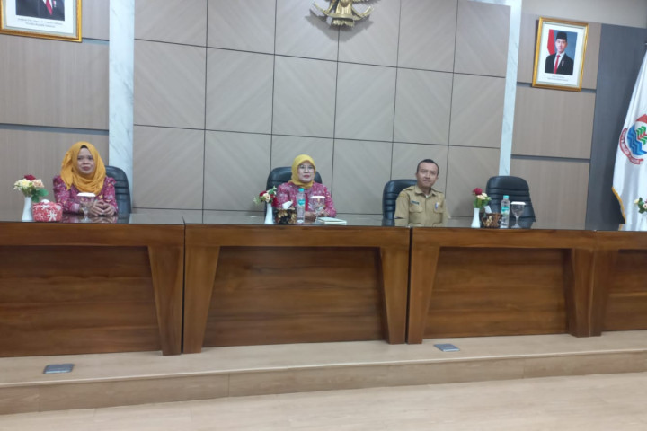 Kepala Bidang PSLB3PK DLH Kota Cimahi, Beni Gunadi (paling kanan) saat Sosialisasi Penanganan Sampah, belum lama ini.