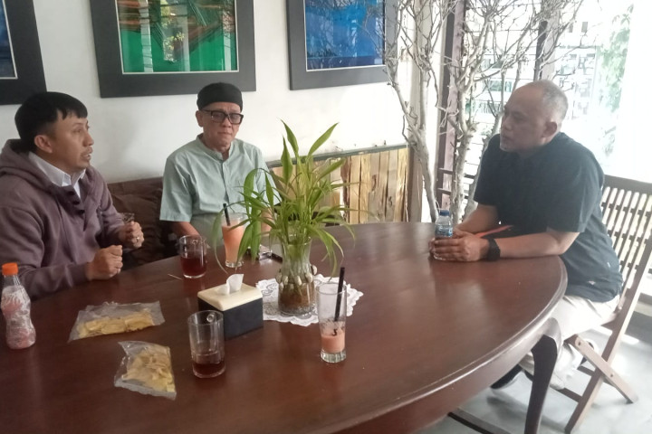 etua DPRD Kota Cimahi Wahyu Widyatmoko saat Diskudi dengan Pengurus Fopdar Dedi Mulyadi dan Lucky Sugih Mauludin anak mantan Wagub Jawa Barat Soedarna TM, belum lama ini.
