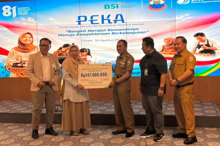santunan Jaminan Kematian kepada Petugas Linmas yang mendapatkan santunan kematian dan beasiswa sebesar Rp147 juta. 