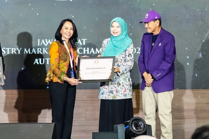 Regional CEO (RCEO) BRI Regional Office 9  Bandung, Dewi Hestiningrum Sari, berhasil meraih penghargaan prestisius sebagai Industry Marketing Champion dalam ajang tahunan ‘The 14th Annual Bandung Marketing Week 2026’, Kamis, 20 Agutus 2026.