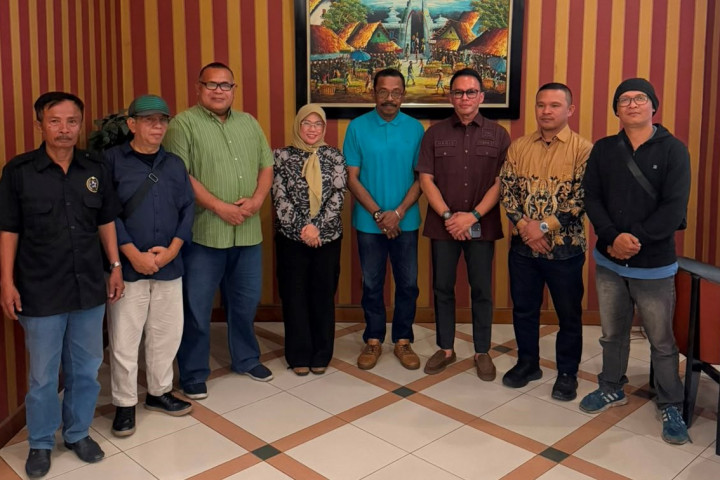 Pengurus DPN Jajaran Wartawan Indonesia (JWI) berfoto bersama usai pembahasan Pengurus DPW JWI Jawa Barat, di Hotel Astika Jakarta, Kamis, 21 Agutus 2026.