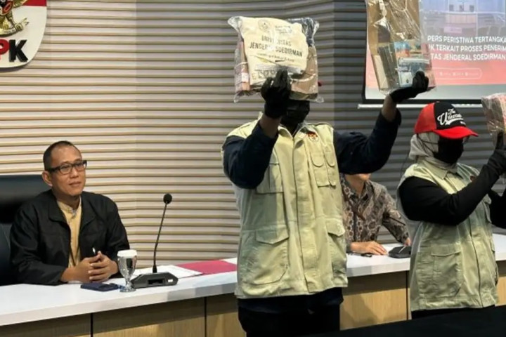 KPK menunjukkan Barang Bukti saat Operasi Tangkap Tangan di Purwokerto