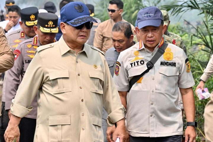 Presiden Republik Indonesia Prabowo Subianto, didampingi Menteri Dalam Negeri Muhammad Tito Karnavian, meninjau langsung lokasi kebakaran hutan dan lahan (karhutla) di Desa Limbung, Kabupaten Kubu Raya, Kalimantan Barat, pada Sabtu (22/8/2026). 