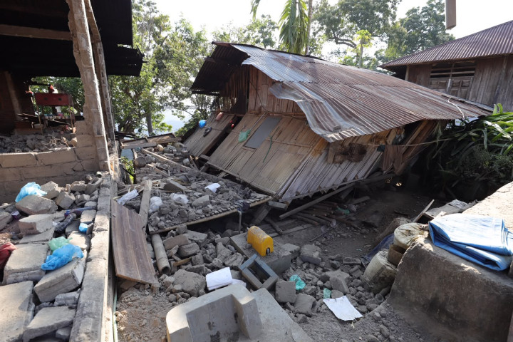 Kondisi kerusakan rumah yang terdampak gempa M 7,7 Flores di Desa Peoza Karamba, Kecamatan Ende, Kabupaten Ende, Nusa Tenggara Timur, 