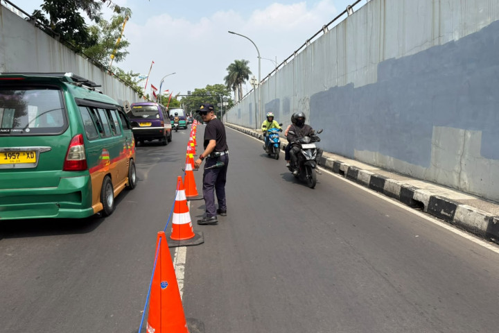 mengevaluasi rekayasa lalu lintas di sekitar Underpass Sriwijaya dengan memberlakukan sistem contraflow atau dua arah.