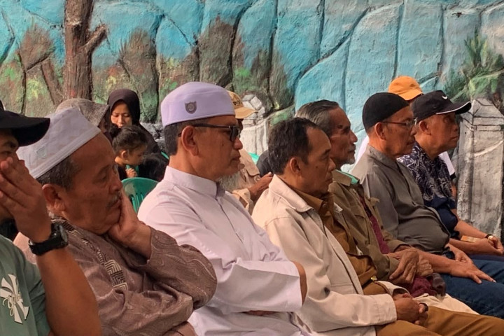 Wali Kota Cimahi Ngatiyana hadir di RW 28 Kelurahan Melong, saat Sidak menindaklanjuti aspirasi warga atas dugaan gangguan dari Pabrik Cokelat,Senin, 24 Agustus 2026.