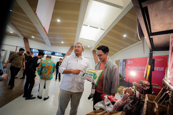 Wali Kota bandung Farhan kunjungi Bandara Husein Sastranegara yang akan menggandeng pengusaha reklame lokal untuk menyusun konsep visual yang mengangkat kekayaan seni, budaya, dan kuliner khas.