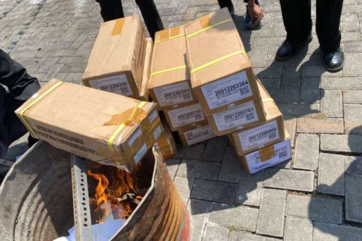 Dinas Kependudukan dan Pencatatan Sipil (Disdukcapil) Kabupaten Garut memusnahkan 13.849 keping Kartu Tanda Penduduk elektronik (KTP-el) hasil penarikan dari masyarakat.