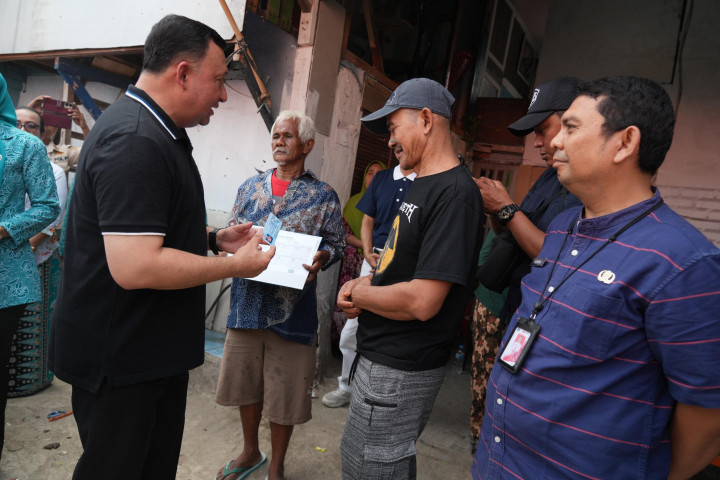 Forkopimda Jakarta Utara menyambangi dua lokasi pengungsian di halaman depan Musholla Sirojul Muslimin dan lapangan RT 011 RW 022 Muara Angke, Jumat (28/8).
