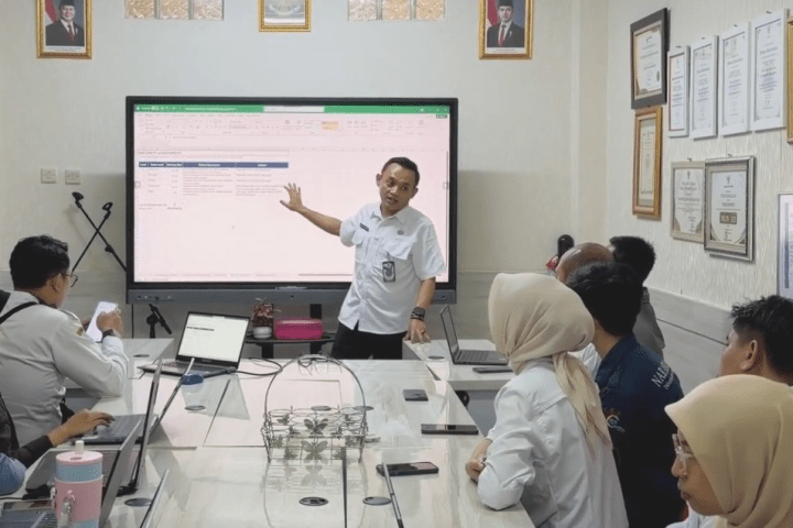 Lahirnya SATRIA merupakan hasil pengembangan strategis dari Deni Prayitno, Kepala Seksi Persandian dan Pemberdayaan Sumber Daya Telematika Diskominfo Kota Cimahi