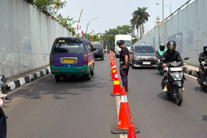 Dinas Perhubungan meberlakukan dua arah atau counterflow di Underpass Dustira untuk mengoptimalkan kapasitas jalan dan membantu mengurai kepadatan lalu lintas.