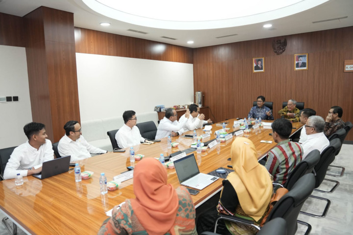 Kehadiran para petani dan pengusaha karet di Gedung Makarti, kantor Kementerian Transmigrasi (Kementrans), Kalibata, Jakarta,  disambut dengan terbuka oleh Wakil Menteri Transmigrasi Viva Yoga Mauladi. 
