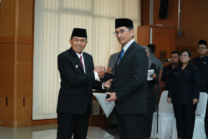 Wali Kota Cimahi Ngatiyana melantik Rully Sulfanorida, S.T., M.M., untuk  menduduki jabatan Kepala Dinas Perdagangan, Koperasi, Usaha Kecil dan Menengah, dan Perindustrian (Disdagkoperin), di Aula Geung A Pemkot Cimahi,Jum'at, 4 September 2026.