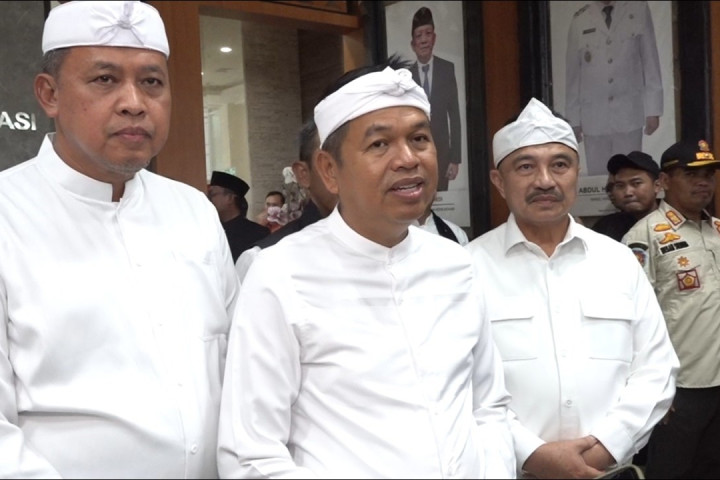 Gubernur Jawa Barat Dedi Mulyadi menjelaskan hasil  Rapat Koordinasi (Rakor) Persiapan PORPROV Jabar 2026, di Kota Bekasi