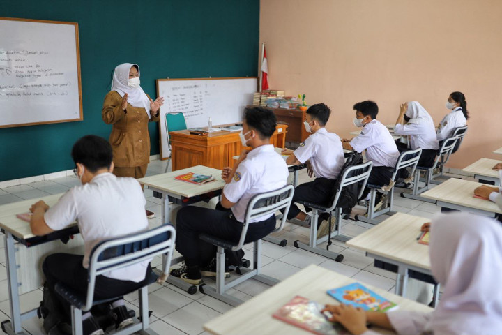 Dinas Pendidikan Kota Bandung menginstruksikan  penggunaan masker di sekolah pada Senin, 7 September 2026, hingga batas waktu yang akan ditentukan kemudian 
