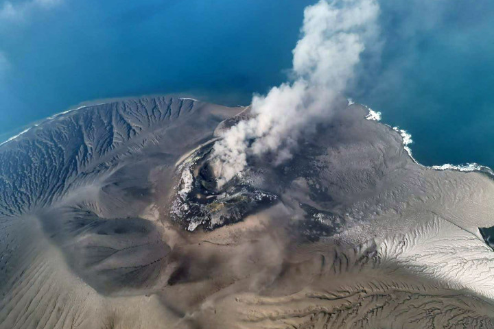 Foto udara erupsi Gunung Anak Krakatau, Selat Sunda, pada Sabtu (5/9/2026)