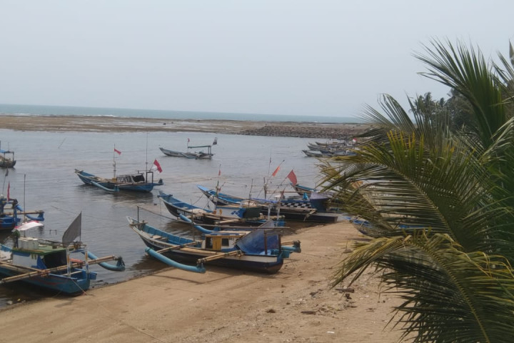 Sejak letusan terjadi pada hari Jumat hingga hari Senin ini, para nelayan di Pantai Carita  memilih untuk meliburkan diri akibat abu vulkanik yang masih menyelimuti kawasan pesisir pantai