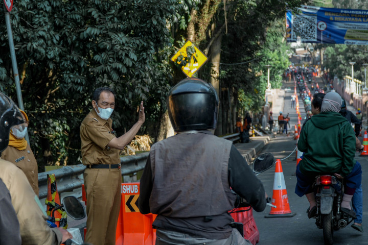 Pemerintah Kota Cimahi resmi membuka kembali Jembatan Pemkot Cimahi untuk kendaraan roda dua  dan ditinjau langsung Wali Kota Cimahi Ngatiyana untuk memastikan kondisi jembatan aman dilalui masyarakat, Senin (7/9/2026).